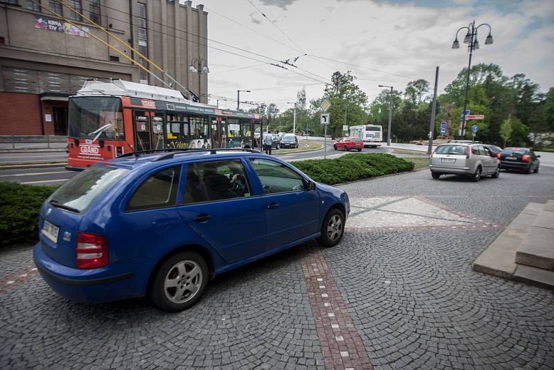 Nehoda trolejbusu a autobusu zablokovala provoz směrem z centra k na Masarykovo náměstí. Řidiči si poradili. Místo objížděli po chodníku kolem kostela.