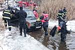 Řidička se snažila přejet zamrzlou hladinu. Utopené auto pak z Plačického písníku museli lovit pardubičtí hasiči. 