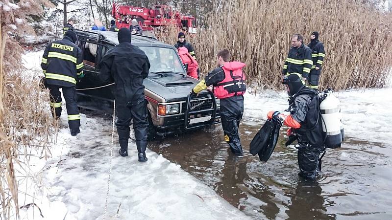 Řidička se snažila přejet zamrzlou hladinu. Utopené auto pak z Plačického písníku museli lovit pardubičtí hasiči. 