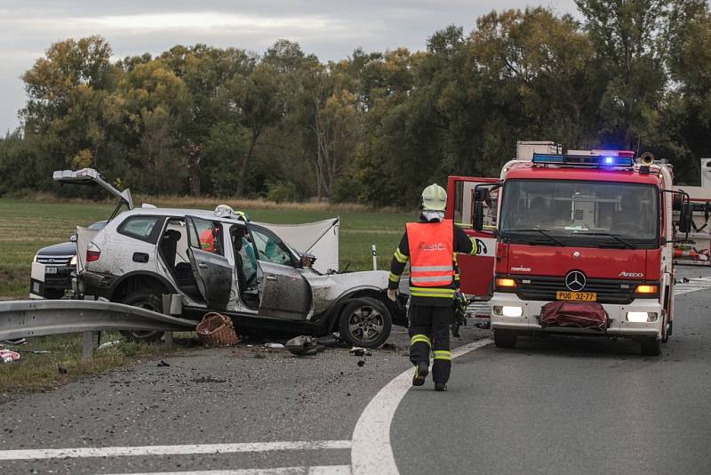 Tragická nehoda u Dražkovic. Čelní střet osobního vozu s kamionem.