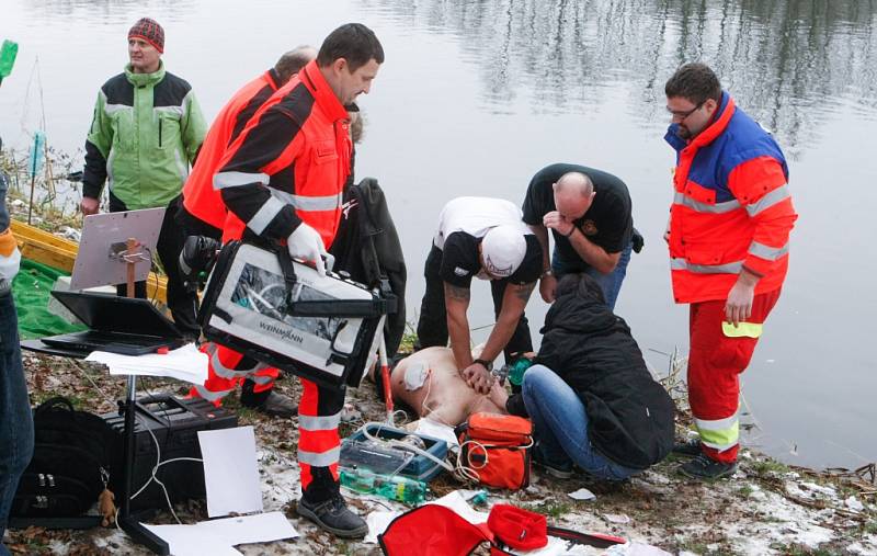 Zkolabovaného plavce museli záchranáři na břehu resuscitovat.