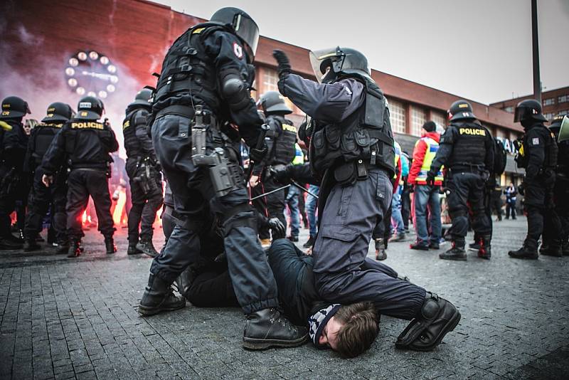 Duel Pardubic s Brnem. Policisté měli plno práce. Na nádraží museli zasahovat hned po příjezdu fanoušků. Kvůli pyrotechnice.