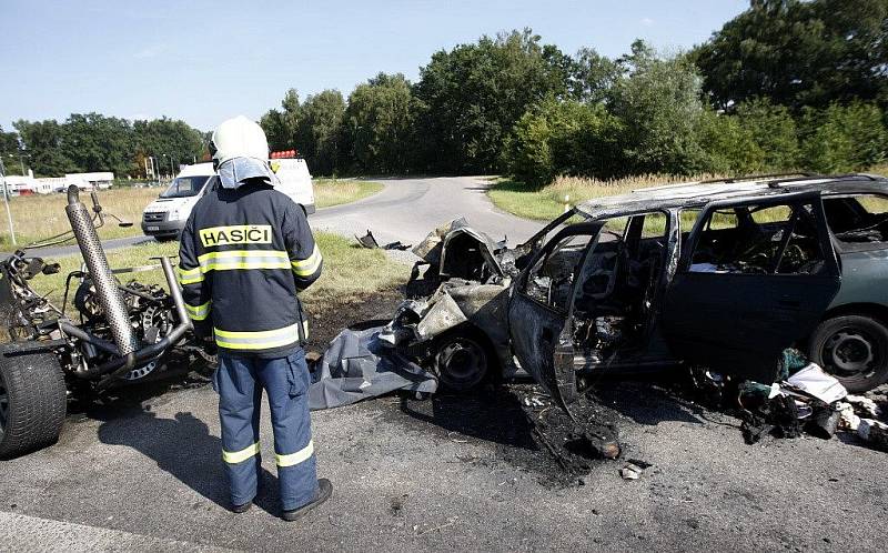 Motocykl po nárazu explodoval a zapálil i osobní vozidlo. Posádka motorky střet nepřežila 