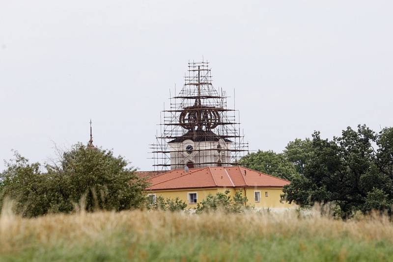 Svinčanský kostel dostává novou střechu