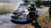 V Urbanicích přišel majitel o celé auto. Příčinu požáru tady vyšetřovatel stanovil předběžně na technickou závadu na elektroinstalaci. Škoda se pohybuje kolem 350 tisíc korun.