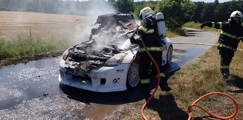 V Urbanicích přišel majitel o celé auto. Příčinu požáru tady vyšetřovatel stanovil předběžně na technickou závadu na elektroinstalaci. Škoda se pohybuje kolem 350 tisíc korun.