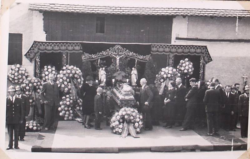 Pohřeb Václava Tyllera, předsedy JZD, vypravovaný z domu smutku ve Vyšehněvicích čp.44 dne 21. dubna roku 1962.