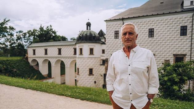 V Pardubicích navštívil televizní štáb Winternitzovy mlýny, krematorium, Letecké muzeum Jana Kašpara v Pardubicích