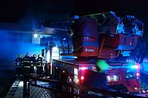 Pět požárních jednotek zasahovalo v pondělí večer u požáru ve Valech na Přeloučsku.