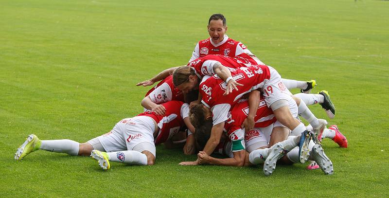 Utkání Fobalové národní ligy mezi FK Pardubice (ve červenobílém) a FC Slavoj Vyšehrad (v modrém) na hřišti pod Vinicí v Pardubicích.