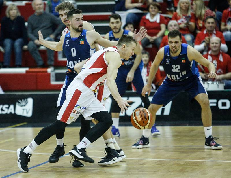 Basketbalové utkání Kooperativy NBL mezi BK JIP Pardubice (v červenobílém) a BC GEOSAN Kolín (v modrém) v pardubické hale na Dašické.