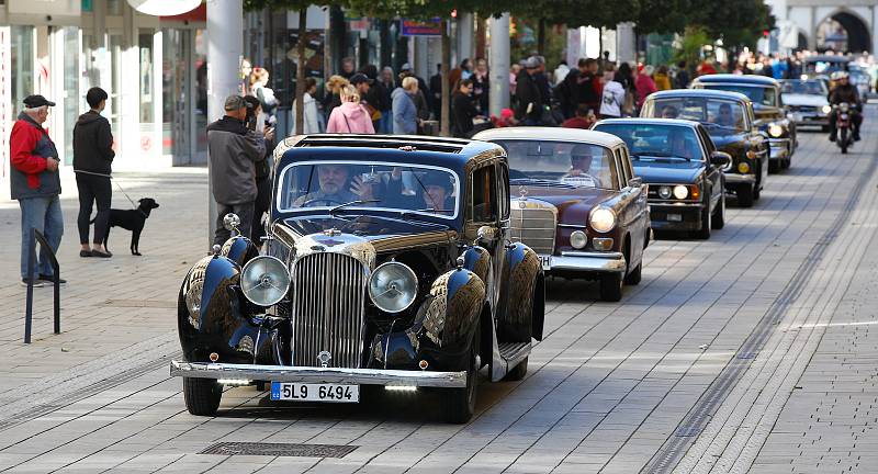 Srazu historických vozidel a motocyklů a následné spanilé jízdy centrem Pardubic se zúčastnilo více jak 150 posádek.