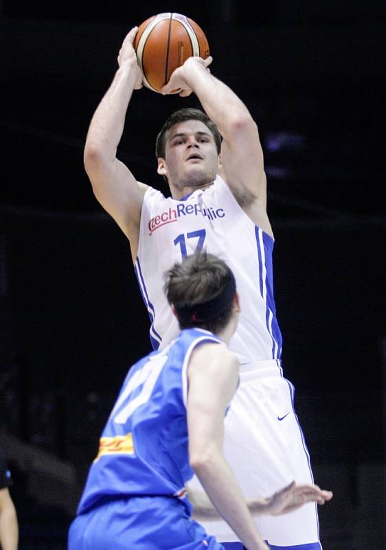 Čeští basketbalisté (v bílém) porazili na úvod kvalifikace Island o dvacet bodů. Hrálo se v pardubické Tipsport aréně.