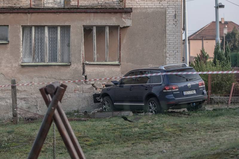 Nehoda Jana Vanáče. Automobil poslal přes dětské hřiště do rodinného domu a utekl. Po nehodě nadýchal 3,35 promile alkoholu.