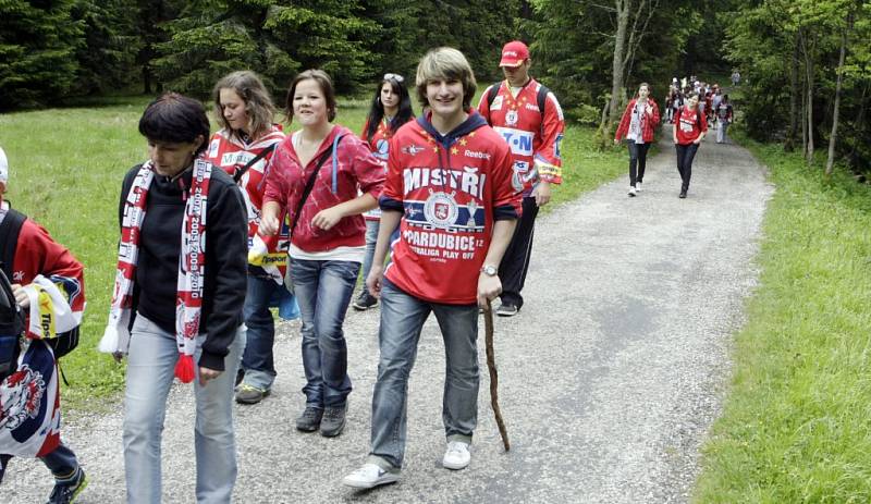 Pardubičtí hokejoví fans nesli na Sněžku mistrovský pohár 