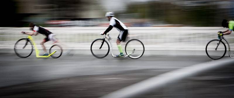 Koloběžci na trati Pardubického vinařského půlmaratonu. 