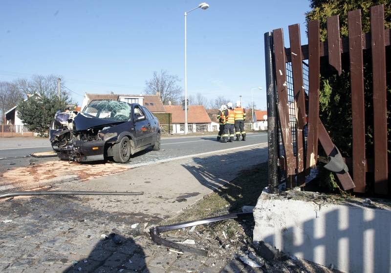 Jízda dvou mladíků z diskotéky skončila v Rohovládově Bělé skončila nárazem do plotu. Řidič byl opilý.