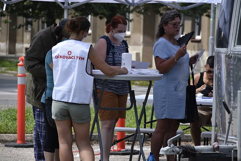 V Pardubicích se na týden uhnízdil očkovací kamion. Nechat se naočkovat mohou i lidé bez registrace.