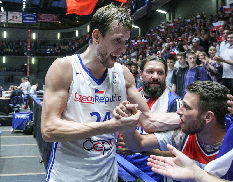 Basketbalové utkání kvalifikace na Mistrovství světa 2019 mezi Českou republikou (v bílém) a Ruskem (v červeném) v pardubické ČSOB pojišťovna ARENĚ.