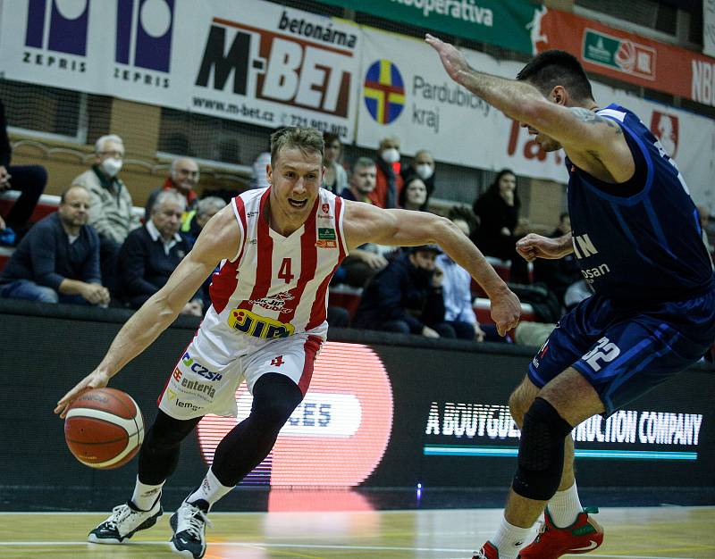 Basketbalové utkání Kooperativa NBL mezi BK JIP Pardubice (v bíločerveném) a BC Geosan Kolín (v modrém) v pardubické hale na Dašické.