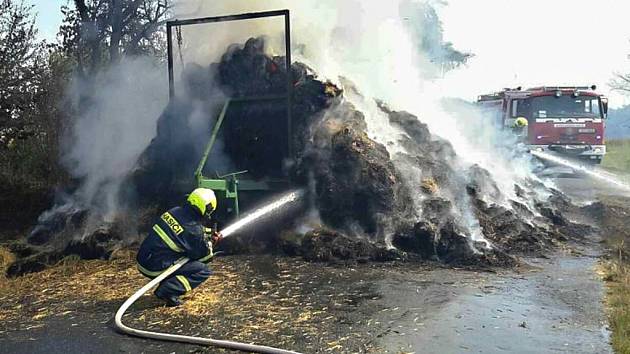 Náklad sena začal hořet za jízdy. Zasahovat museli hasiči.