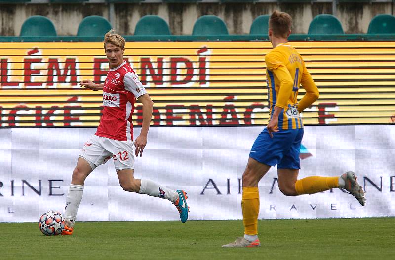 Fotbalové utkání Fortuna ligy mezi FK Pardubice (v červenobílém) a SFC Opava ( ve žlutomodrém) na Městském stadionu Ďolíček v Praze.