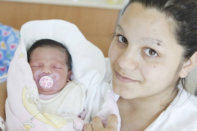 Sofie Csóková se narodila 26. března v 5:30 hodin. Měřila 49 centimetrů a vážila 3420 gramů. Maminka Lucie a tatínek Miroslav jsou z Pardubic a doma mají ještě dvacetiměsíční Lucii.