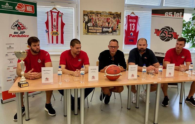  Na předsezonní tiskové konferenci BK JIP Pardubice promluvili směrem k novinářům zleva: kapitán Kamil Švrdlík, trenér Dino Repeša, předseda představenstva BK Pardubice Pavel Stara, generální manažer Martin Marek a sportovní ředitel Radek Nečas.