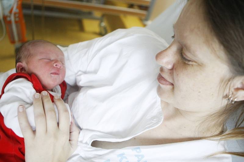 Elena Šírlová se narodila 19. září v 18:58 hodin. Měřila 47 centimetrů a vážila 2890 gramů. Maminka Klára a tatínek Michael jsou z Chvaletic.