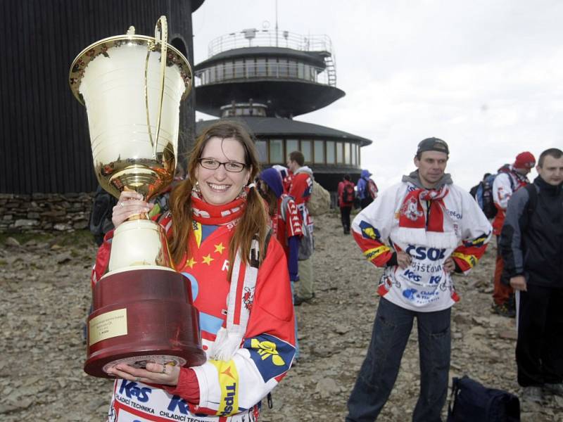 Pardubičtí hokejoví fans nesli na Sněžku mistrovský pohár 