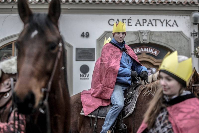 Zahájení Tříkrálové sbírky pro rok 2016 v Pardubicích. Tři králové přijeli na koních.