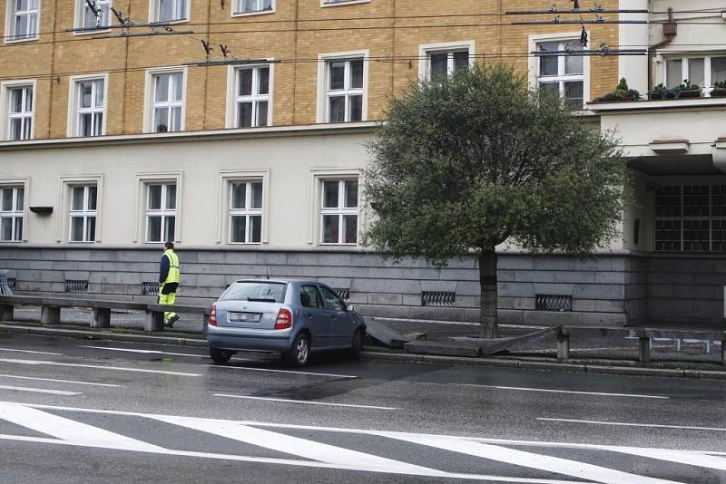 Auto ve smyku pobouralo zábradlí u bývalého Okresního úřadu