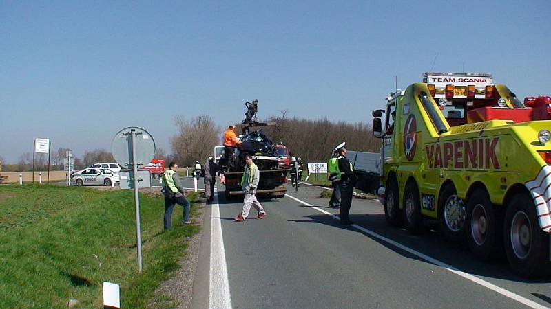 U Libišan se střetlo BMW s nákladním vozidlem. Řidič osobního BMW z Českobudějovicka náraz nepřežil.
