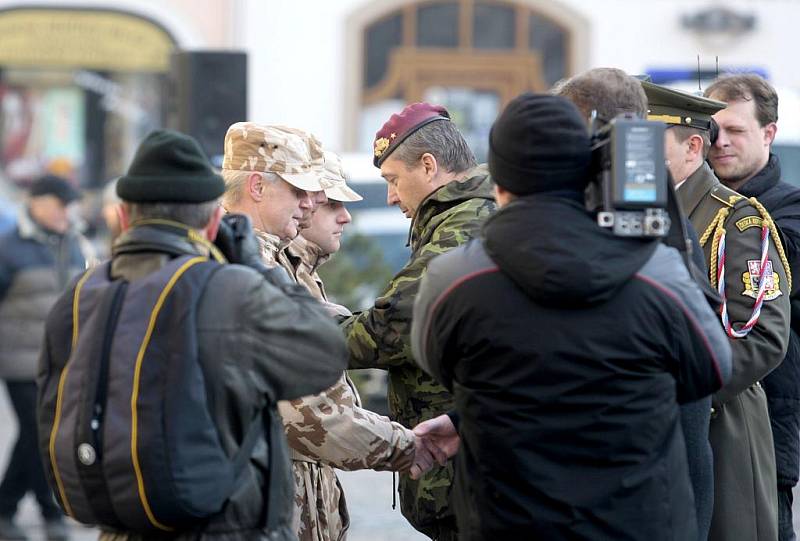 Na Pernštýnském náměstí v Pardubicích přivítali vojáky po návratu z Afghánistánu