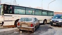 U Anenské se střetl autobus s osobním vozem