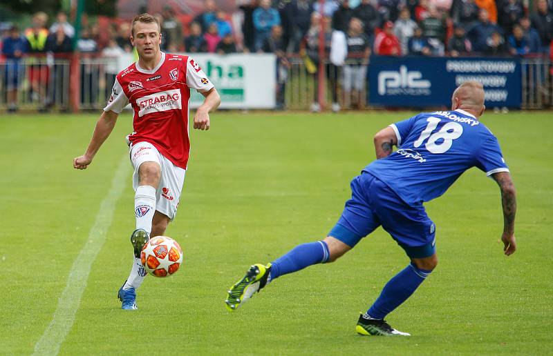 Utkání Fobalové národní ligy mezi FK Pardubice (ve červenobílém) a FC Slavoj Vyšehrad (v modrém) na hřišti pod Vinicí v Pardubicích.