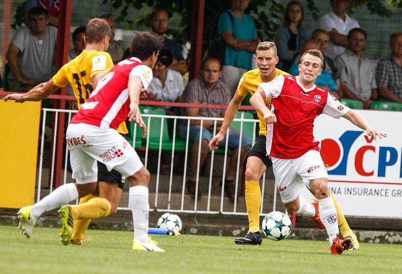 Utkání Fotbalové národní ligy mezi FK Pardubice (v červenobílém) a FK Baník Sokolov (ve žlutočerném) na hřišti pod Vinicí v Pardubicích.