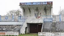 Letní stadion v centru Pardubic je v dezolátním stavu. Oprava může stát až přes půl miliardy korun.