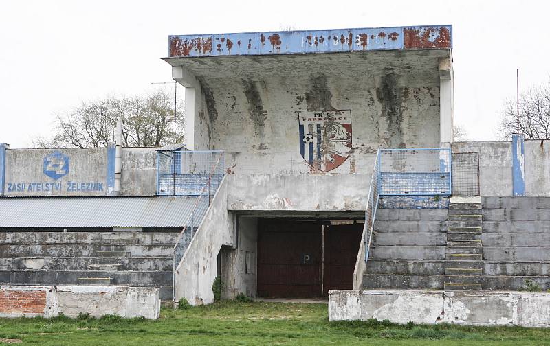 Letní stadion v centru Pardubic je v dezolátním stavu. Oprava může stát až přes půl miliardy korun.