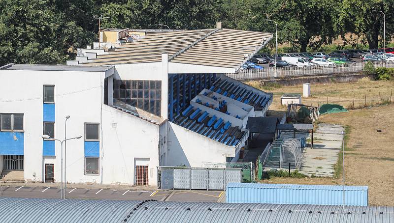 Letní stadion v centru Pardubic je v dezolátním stavu. Oprava může stát až přes půl miliardy korun.