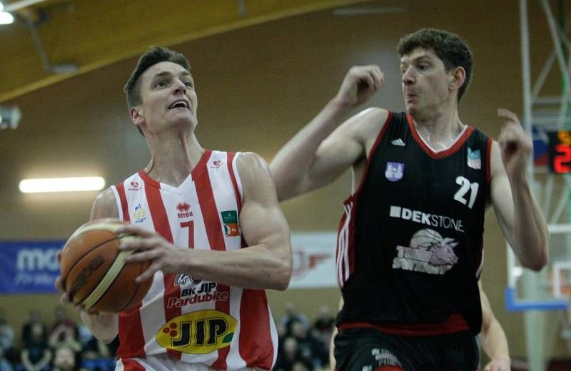 1. čtvrtfinále BK JIP Pardubice - Destone Tuři Svitavy (92:74).