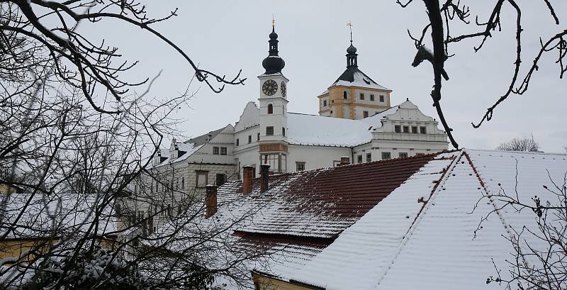 Pohled ze zámeckých valů. Krásné výhledy na zámek i na město.