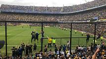 HLAVA NA HLAVĚ. Takhle to vypadalo na otevřeném tréninku argentinského klubu Boca Juniors. Na odvetné finále Poháru osvoboditelů je vyprovázelo přes padesát tisíc příznivců.