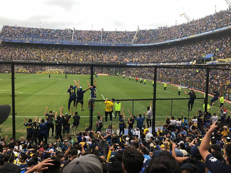 HLAVA NA HLAVĚ. Takhle to vypadalo na otevřeném tréninku argentinského klubu Boca Juniors. Na odvetné finále Poháru osvoboditelů je vyprovázelo přes padesát tisíc příznivců.