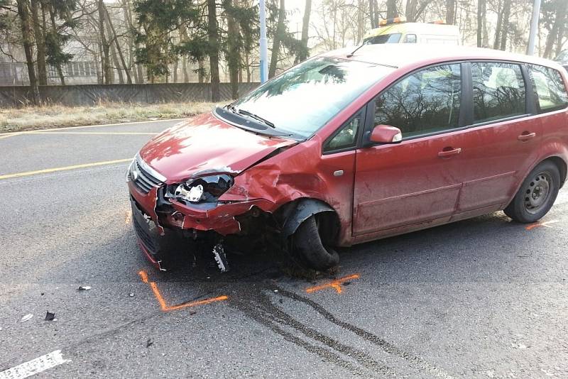 Nehoda v Rybitví. Opilý řidič ve vysoké rychlosti sestřelil ze silnice na cyklostezku auto. 