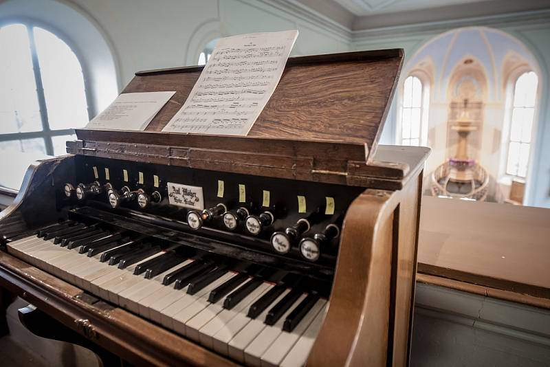 Opravený evangelický kostel ve Chvaleticích a koncert Jiřího Stivína a Václava Uhlíře.