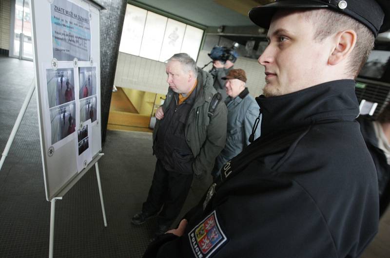 Pardubická policie pátrala po vrahovi z Moravan na místě, kde byl naposledy spatřen. Na pardubickém hlavním nádraží policisté vystavili podobenku muže ve snaze najít možné svědky.