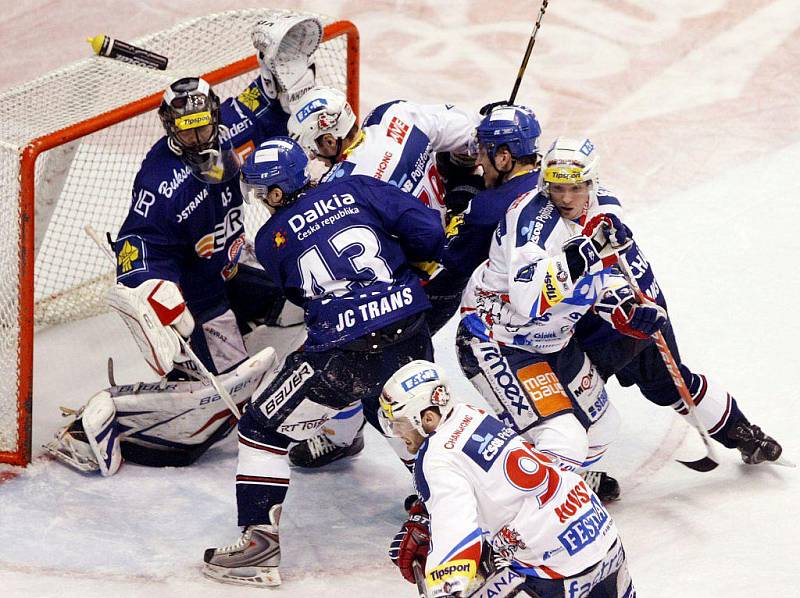  Hokejisté HC Eaton Pardubice prohráli ve třetím utkání semifinále play off s Vítkovicemi 0:3.