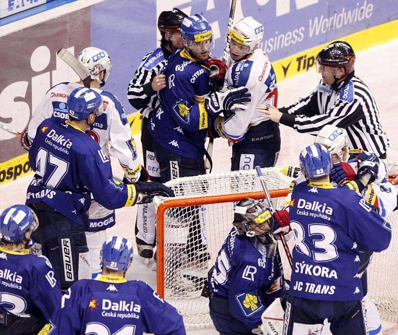  Hokejisté HC Eaton Pardubice prohráli ve třetím utkání semifinále play off s Vítkovicemi 0:3.