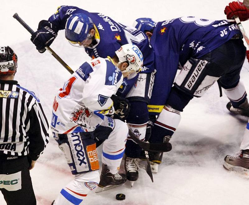  Hokejisté HC Eaton Pardubice prohráli ve třetím utkání semifinále play off s Vítkovicemi 0:3.